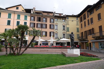 Fototapeta na wymiar Piazzetta in Saló, Gardasee