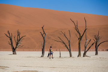 Homme dans le désert en Namibie Afrique