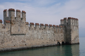 Festungsmauer in Sirmione, Gardasee