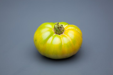 Tomates rojos, frescos y saludables recién traidos del huerto para ser consumidos tanto crudos como cocinados. Comida fresca.