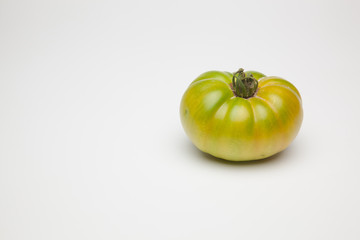 Tomates rojos, frescos y saludables recién traidos del huerto para ser consumidos tanto crudos como cocinados. Comida fresca.