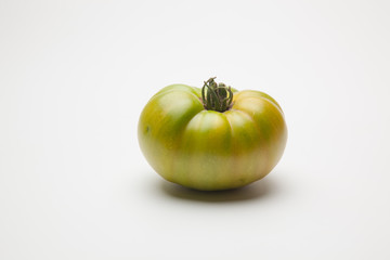 Tomates rojos, frescos y saludables recién traidos del huerto para ser consumidos tanto crudos...