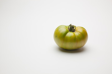 Tomate verde en proceso de maduración. Tomate ecológico ha sido cultivado sin pesticidas ni productos químicos… Tomate natural en proceso de maduración.
