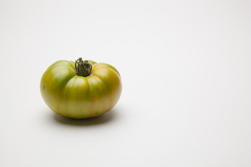Tomate verde en proceso de maduración. Tomate ecológico ha sido cultivado sin pesticidas ni productos químicos… Tomate natural en proceso de maduración.
