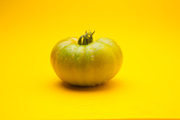 Tomate ecológico verdes y rojos que son los maduros, Los tomates tienen muchas propiedades de sabor y vitaminas. los podemos comer crudos en ensalada y zumos, podemos hacer salsas y mermeladas. Los po