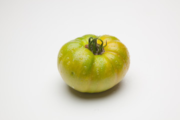 Tomates verdes, recién traidos del huerto. Hay personas que les gustan los tomates verdes. Tomate verde saludable, madurará fuera de la planta, quizás le afecte al sabor y a la calidad final del produ