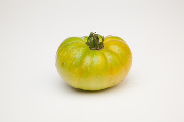 Tomate verde por madurar; tomate ecológico recién  traido del huerto