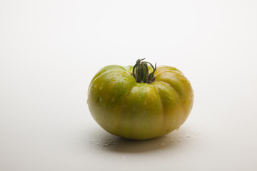Tomate ecológico verdes y rojos que son los maduros, Los tomates tienen muchas propiedades de sabor y vitaminas. los podemos comer crudos en ensalada y zumos, podemos hacer salsas y mermeladas. Los po