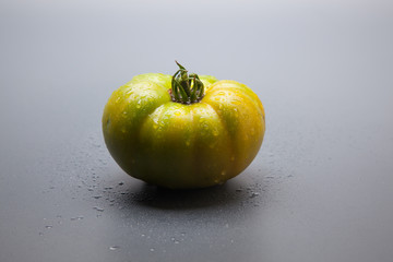 Tomates ecológicos recién traidos del huerto, cultivados de forma ecológica sin pesticidas ni productos químicos.