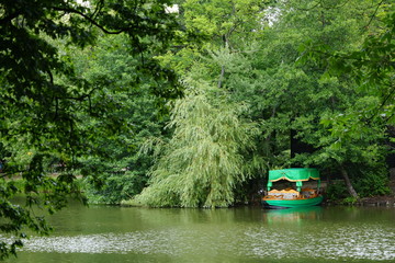 Naklejka premium Wasserlandschaft mit Barke in einem Park in Warschau