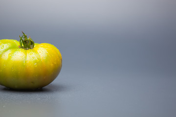 Tomate verde por madurar; tomate ecológico recién  traido del huerto