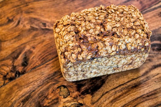 vollkornbrot auf einem rustikalen holztisch