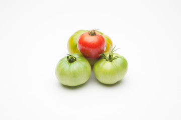 Tomate ecológico verdes y rojos que son los maduros, Los tomates tienen muchas propiedades de sabor y vitaminas. los podemos comer crudos en ensalada y zumos, podemos hacer salsas y mermeladas. Los po