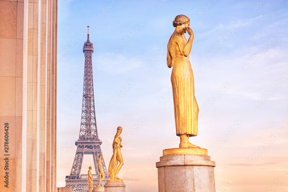 Wall mural beautiful view of eiffel tower at sunset from the palais de chaillot in paris, france