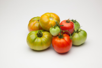 Tomate ecológico verdes y rojos que son los maduros, Los tomates tienen muchas propiedades de sabor y vitaminas. los podemos comer crudos en ensalada y zumos, podemos hacer salsas y mermeladas. Los po