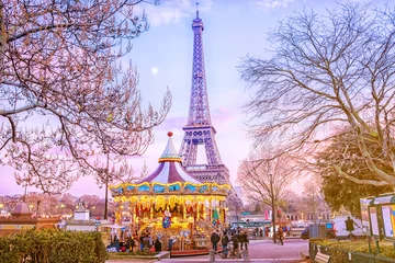 Türaufkleber Paris Der Eiffelturm und das alte Karussell an einem Winterabend in Paris, Frankreich.