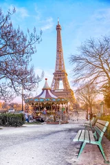 Foto auf Acrylglas Paris Der Eiffelturm und das Vintage-Karussell an einem Winterabend in Paris, Frankreich.