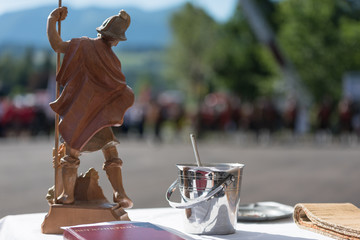 der Heilige Florian als Holzstatue bei einer Einweihungszeremonie - obrazy, fototapety, plakaty