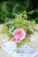 Blumenstrauß mit Rose in Pink, Nelken und Frauenmantel