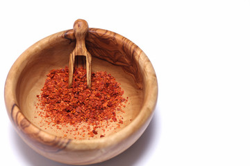 Rotes Chili Chilipulver in einer Holzschale und Gewürzschaufel