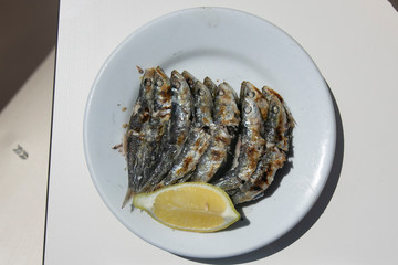 Plato de sardinas asadas  con limón