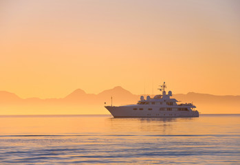 Fototapeta na wymiar Silhouette of a luxurious yacht on the sea of cortez at sunset