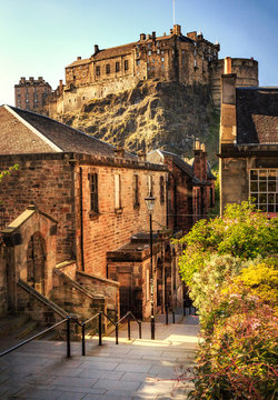 Ausblick auf das Edinburgh Castle bei Sonnenuntergang, Schottland
