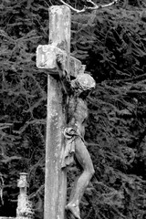 Kreuz mit Jesus auf einem Friedhof