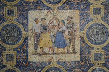 Sozialistisches Mosaik an der Decke eines Durchgangs ins Warschau