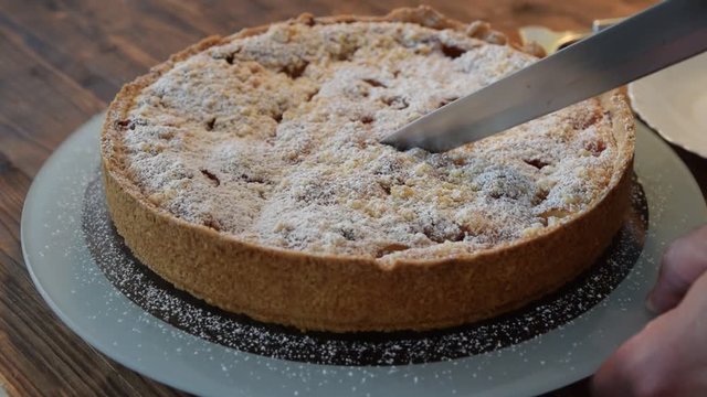 Ein Stachelbeerkuchen wird angeschnitten