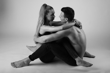 Obraz premium Young people in love on black and white shoot.
