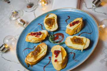 pan tostado con decoración en plato azul 