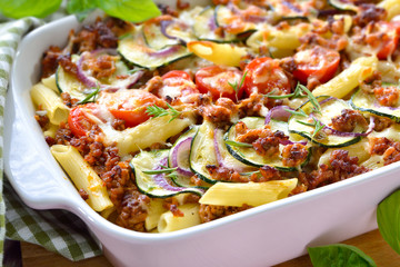 Zucchini-Nudel-Auflauf mit Hackfleisch und Käse heiß aus dem Backofen serviert – Zucchini pasta...