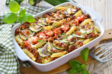 Zucchini-Nudel-Auflauf mit Hackfleisch und Käse heiß aus dem Backofen serviert – Zucchini pasta...
