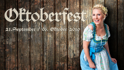 Oktoberfest 2019 Banner mit junger Frau im Dirndl vor Holzhintergrund 