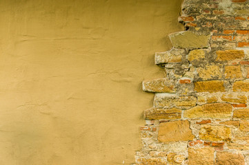 Idyllische Fassade halb Naturstein und halb verputzt mit schönem Kontrast alt zu modern