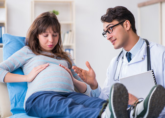 Obraz premium Pregnant woman visiting doctor for consultation