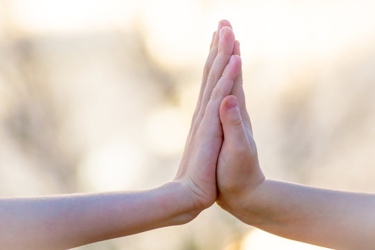 Ni&ntilde;os chocando palmas de las manos