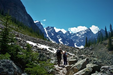 Fototapeta na wymiar The majestic mountains, beautiful lakes and trails of the Canadian Rockies in Banff National Parks attracts outdoor adventure lovers from around the world.s