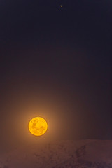 A nice planetary conjunction over the night sky. Jupiter, top right, and the Moon, low left, rising...