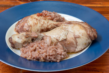 Plato de arroz con pollo y vino tinto.