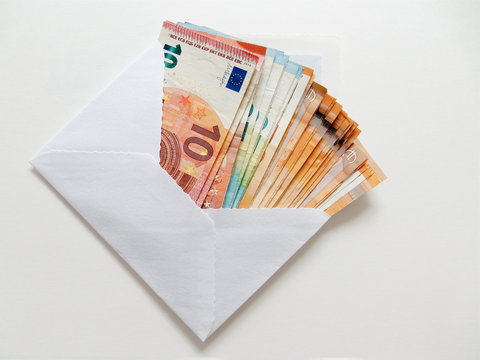 Euro Geldscheine in Briefumschlag