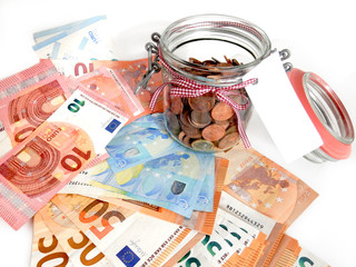 Euro Geldscheine und Münzen im Glas mit Etikett,