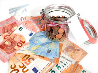 Euro Geldscheine und Münzen im Glas mit Etikett,