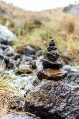 Piedras en equilibrio agua y naturaleza