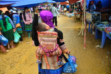 ベトナムのバクハ　市場で買い物をする花モン族の親子