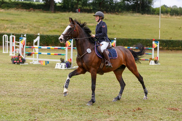 Reiterin beim Springturnier