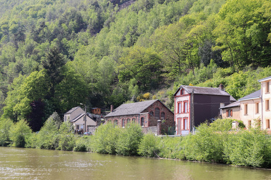 Ardennes : Ancienne usine le long de la Meuse à Monthermé
