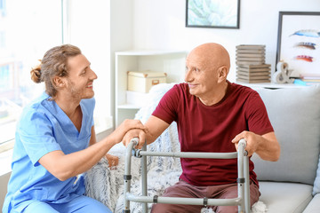 Homme âgé avec soignant en maison de retraite