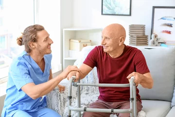 Foto auf Acrylglas Pflegezentrum Älterer Mann mit Pflegekraft im Pflegeheim